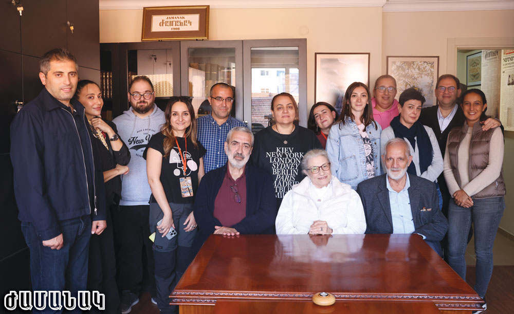 Կալայի առթիւ Երեւանէն Իսթանպուլ հրաւիրուած լրատուամիջոցներու ներկայացուցիչները այցելեցին ԺԱՄԱՆԱԿ օրաթերթի խմբագրատունը, ուր անմիջական հանդիպում մը տեղի ունեցաւ մեր հրատարակութեան տնօրէնուհի Նատիա Գօչունեանի եւ անձնակազմի անդամներուն հետ։ (Լուսանկարներ՝ Մելիք Պաղտասարեան, Դաւիթ Յակոբեան, Մկրտիչ Արծիւեան եւ Կարօ Միլոշեան)