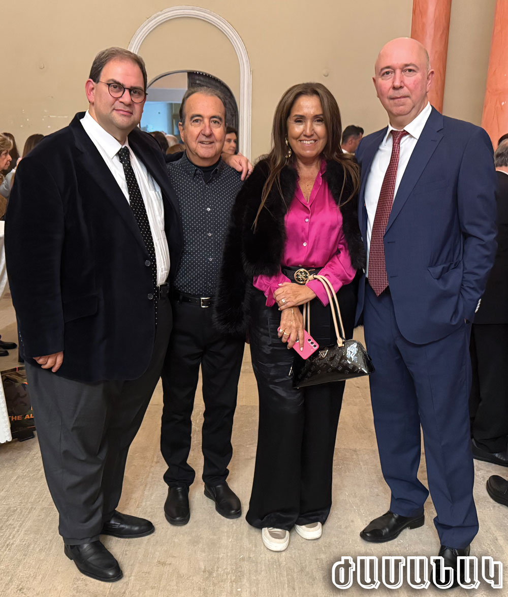 Գումգաբուի կալան արտասովոր զգացումներ առթեց ԺԱՄԱՆԱԿ-ի համահիմնադիր Գօչունեան եղբայրներու մերօրեայ յաջորդներուն։ Ֆիլմի ներկայացման յաջորդած ընթրիքին ժամանակ «Պէզճեան» սրահին մէջ կ՚երեւին՝ (ձախէն) ԺԱՄԱՆԱԿ-ի գլխաւոր խմբագիր Արա Գօչունեան, Գէորգ Պօղոսեան, Տիանա Պօղոսեան եւ փրոֆ. Մանուկ Մանուկեան, որ 2019 թուականի պատրիարքական ընտրութեան ընտրուած էր պատգամաւոր։ Բոլորն ալ համախմբուեցան թերթիս ողբացեալ աւագ խմբագիր Մարտիրոս Գօչի անթառամ յիշատակին շուրջ՝ քանի ֆիլմը ձօնուած էր անոր մահուան 50-րդ տարելիցին։ (Լուսանկարներ՝ Մելիք Պաղտասարեան, Դաւիթ Յակոբեան, Մկրտիչ Արծիւեան եւ Կարօ Միլոշեան)