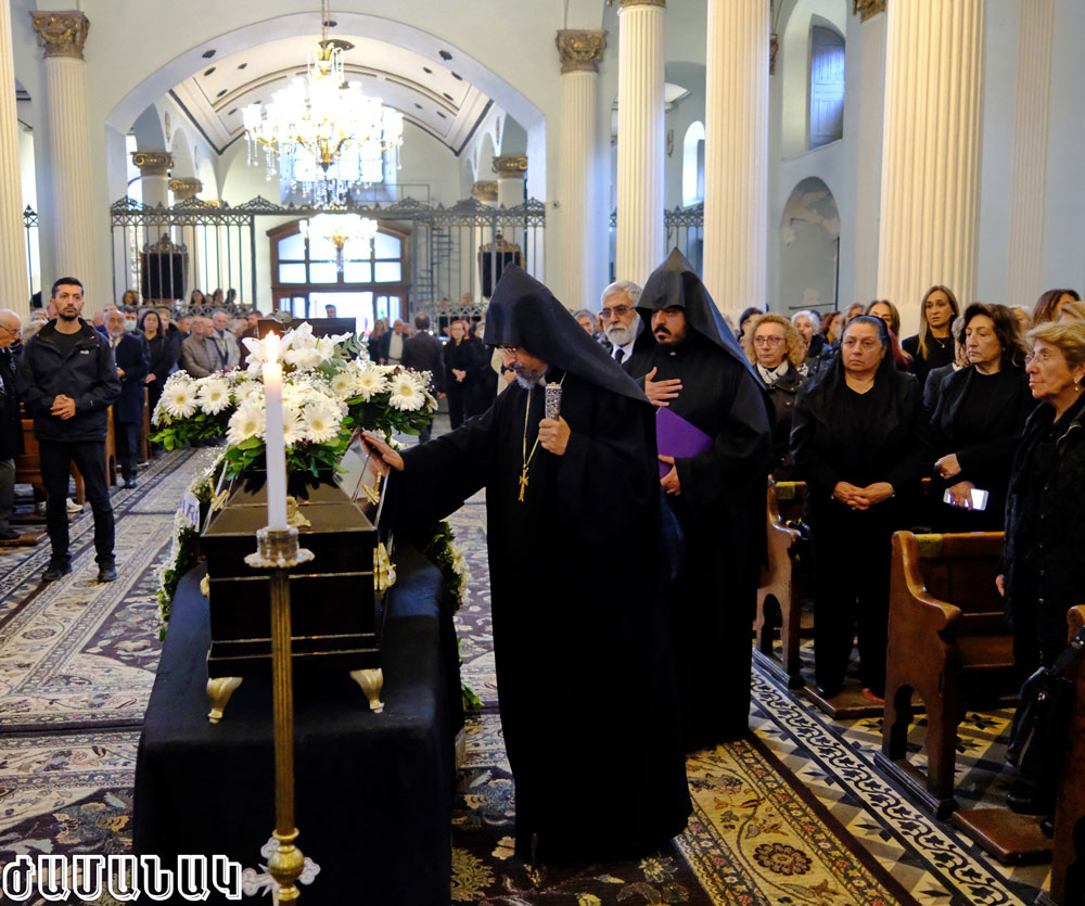 Ամեն. Ս. Պատրիարք Հայրը կ՚աղօթէ նորոգ վախճանեալ տիրահօր դագաղին առջեւ