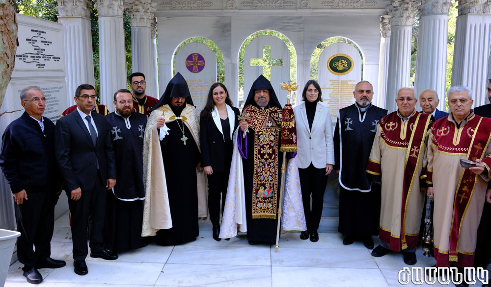 Պալեաններու յուշարձան-շիրմին առջեւ (Լուսանկար՝ Մկրտիչ Արծիւեան)