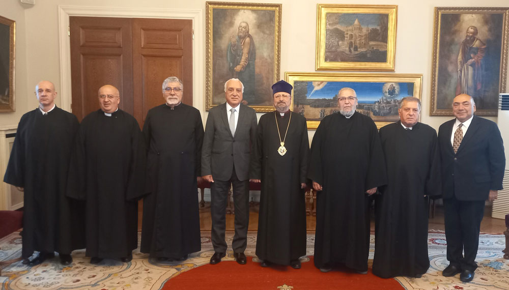 Դահլիճին մէջ խմբանկար (Լուսանկարը՝ Պատրիարքարանէն)