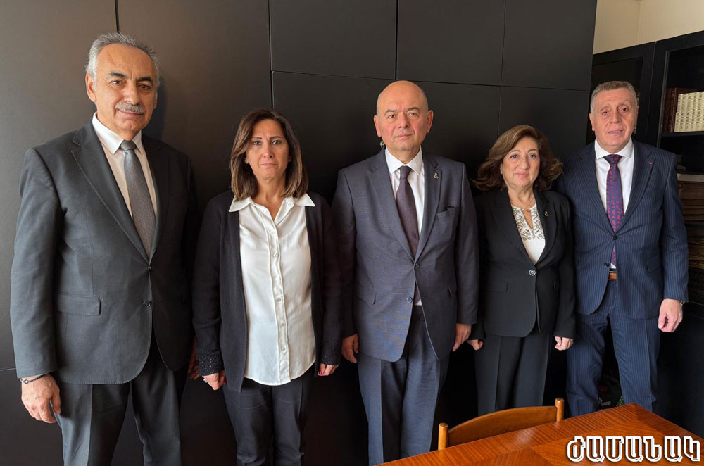 Ֆէրիգիւղի ընտանիքի վարիչները խմբագրատանս մէջ