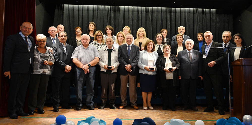 Խմբանկար մը «Շիրինօղլու» սրահի բեմին վրայ (Լուսանկարը՝ դպրոցէն)