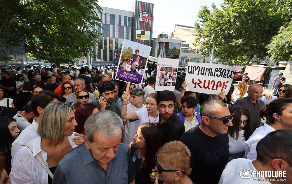 Դատարանի շէնքին առջեւ ցուցարարներ