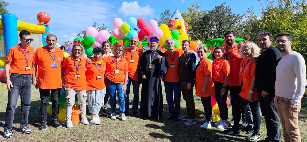 Ամեն. Ս. Պատրիարք Հայրը շրջապատուած ձեռնարկի խումբ մը կազմակերպիչներու կողմէ (Լուսանկարը՝ Պատրիարքարանէն)