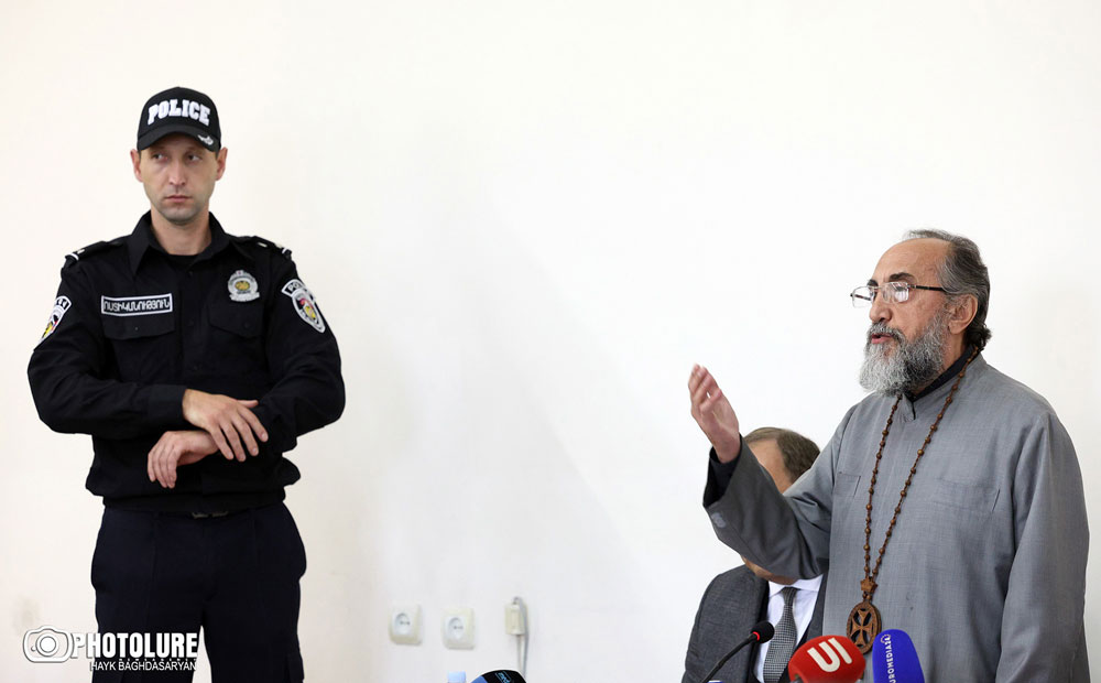 Միքայէլ սրբազան դատարանի մէջ