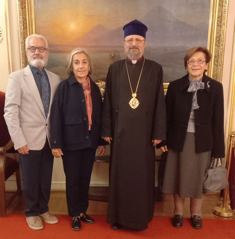 Պատրիարք Հայրը եւ համոյթի ներկայացուցիչները (Լուսանկարը՝ Պատրիարքարանէն)