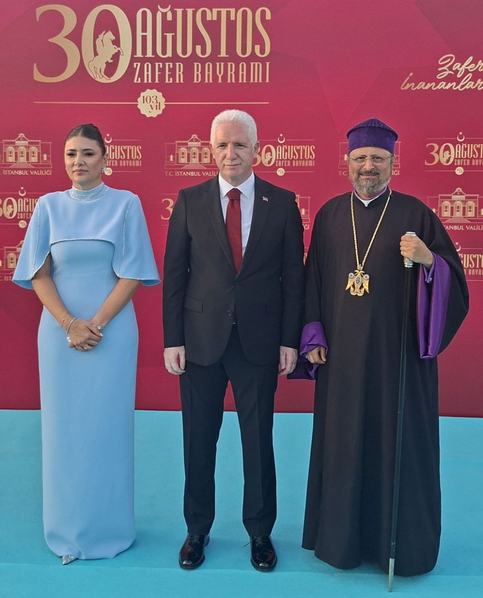 Ամեն. Ս. Պատրիարք Հայրը եւ Կիւլ ամոլը (Լուսանկարը՝ Պատրիարքարանէն)