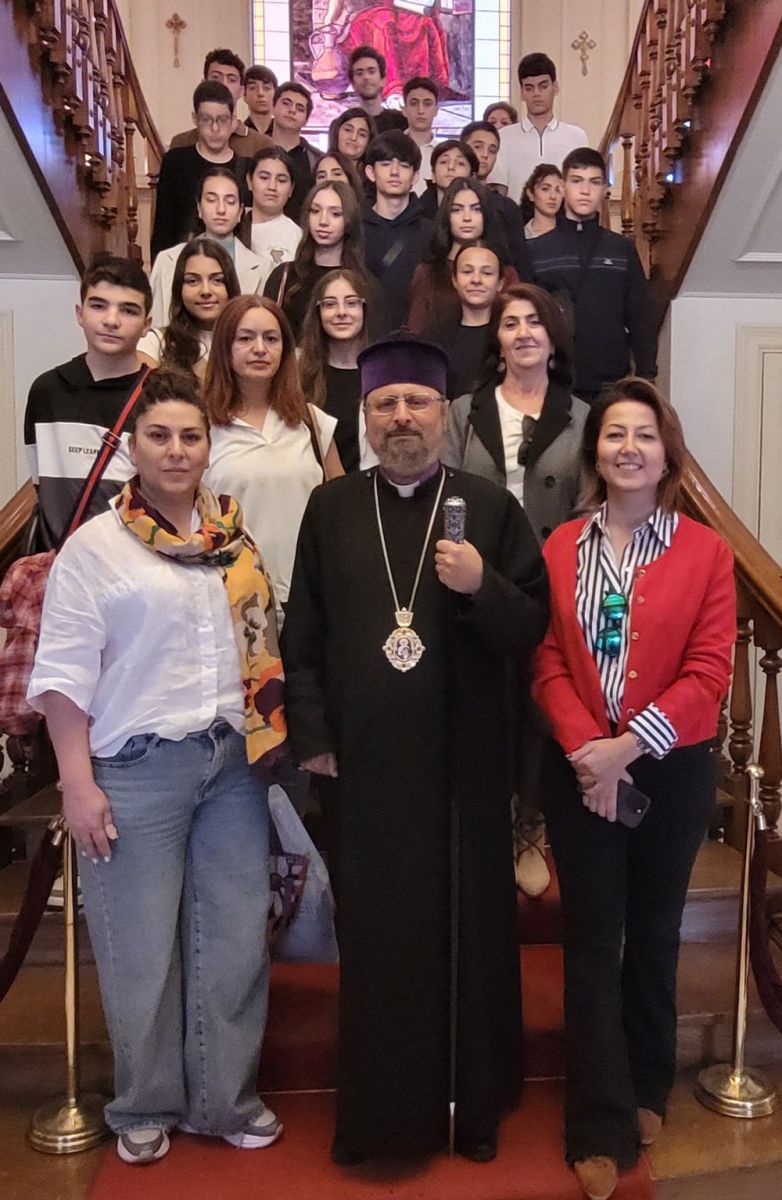 Պատրիարք Հայրը եւ հիւրերը (Լուսանկարը՝ Պատրիարքարանէն)