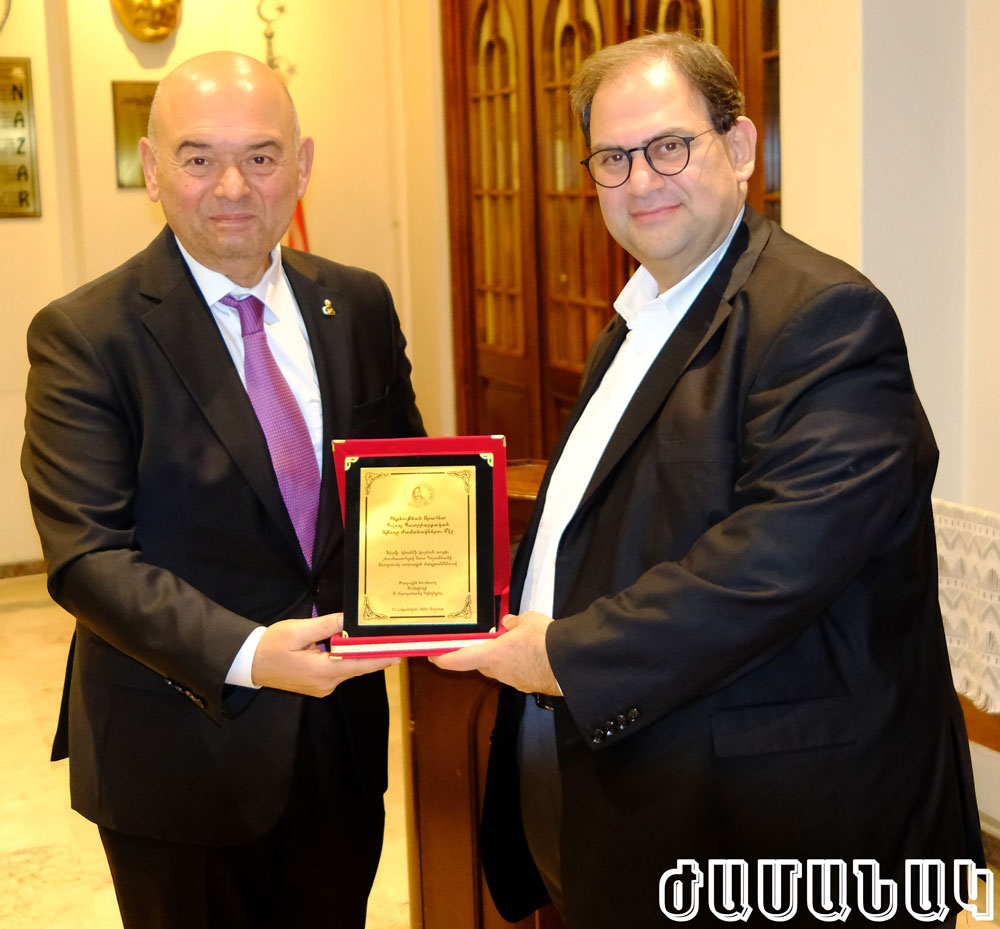 Մանուկ Էօղէր եւ Արա Գօչունեան