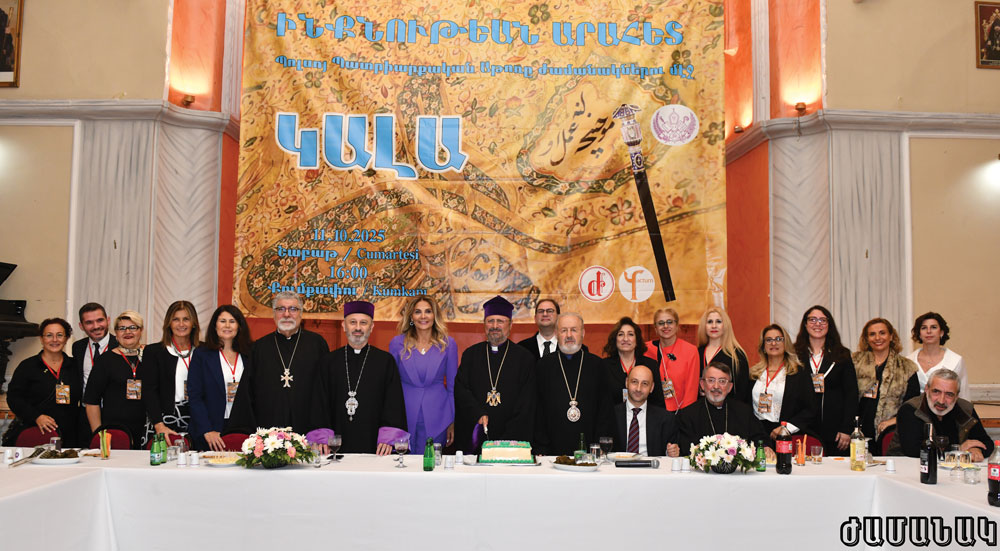 Կալային յաջորդած ընթրիքի աւարտին Ամենապատիւ Սրբազան Պատրիարք Հայրը հատեց իրեն ի պատիւ պատրաստուած կարկանդակը՝ շրջապատուած կարգադիր յանձնախումբի անդամներուն եւ պատուոյ սեղանի հիւրերու կողմէ: