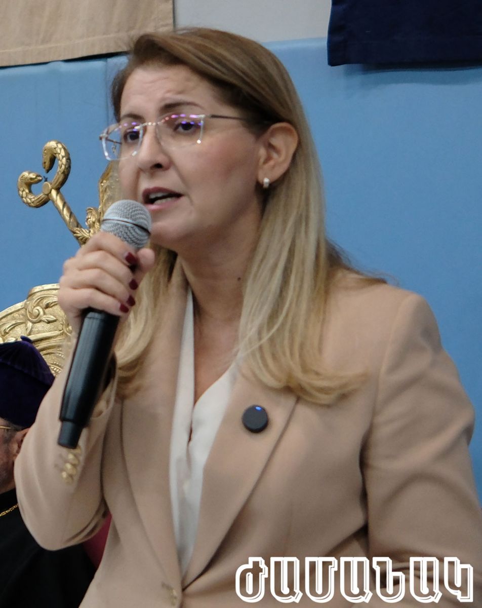 Քաղաքապետ Այշէկիւլ Օվալըօղլու ելոյթի ընթացքին