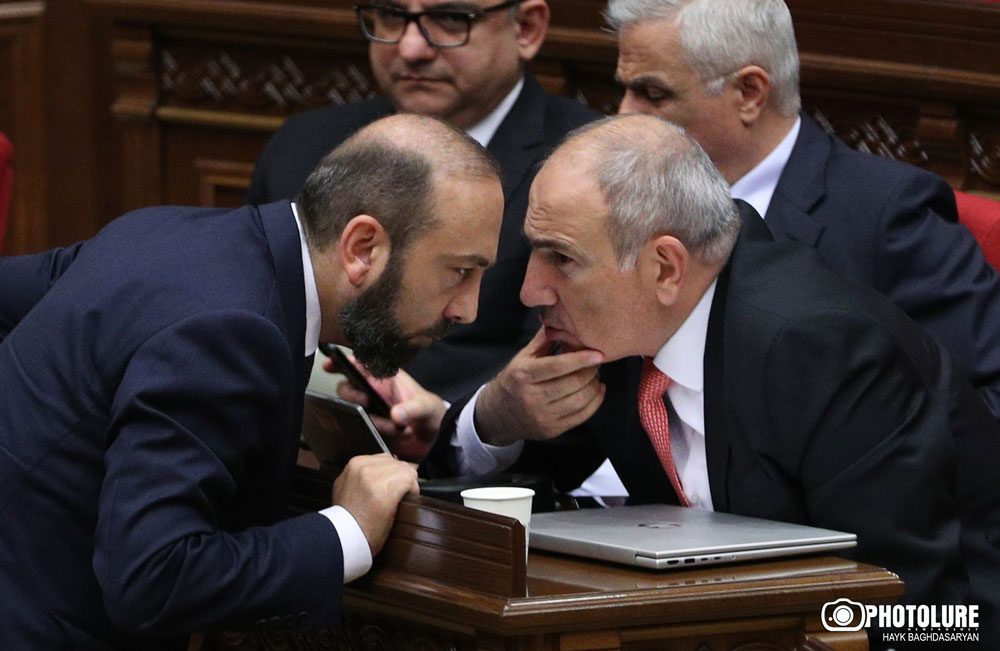 Վարչապետ Փաշինեան եւ նախարար Միրզոյեան երէկ խորհրդարանի մէջ խօսակցութեան մը պահուն