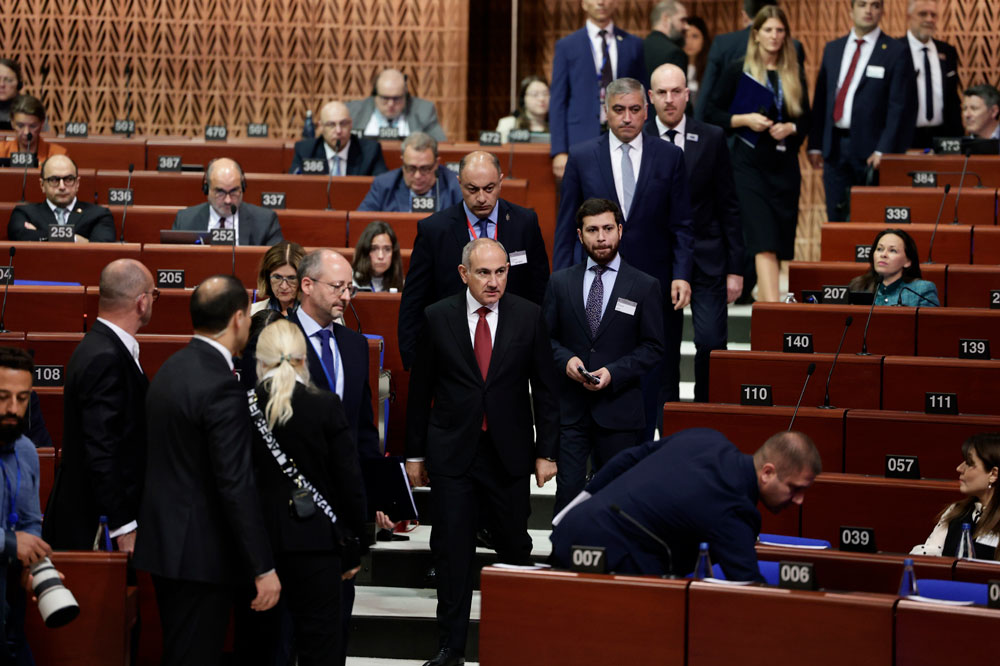 Փաշինեան կ՚առաջնորդուի ԵԽԽՎ-ի նիստերու դահլիճը