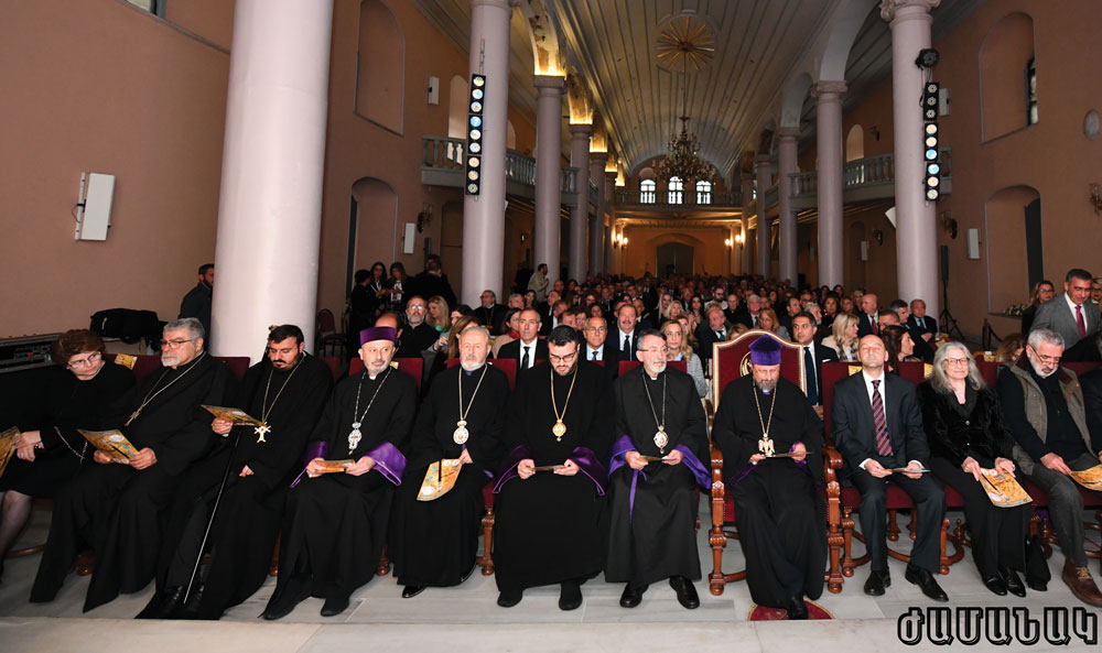 Ամեն. Ս. Պատրիարք Հայրը, բարձրաստիճան եկեղեցականները, Հայաստանի ներկայացուցիչը, ԺԱՄԱՆԱԿ-ի հրատարակութեան տնօրէնուհին եւ օրուան մեծարեալը՝ Տիգրան Պասկեւիչեան