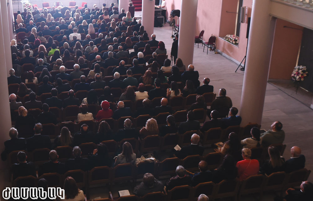 Լուսանկարներ՝ Մելիք Պաղտասարեան, Դաւիթ Յակոբեան, Մկրտիչ Արծիւեան եւ Կարօ Միլոշեան