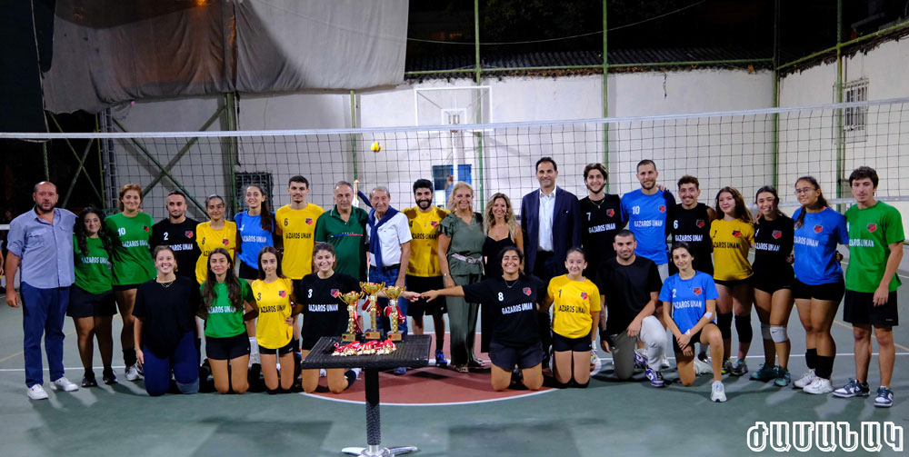 Մրցանակաբաշխման արարողութենէն վերջ յիշատակ մը (Լուսանկար՝ Մկրտիչ Արծիւեան)