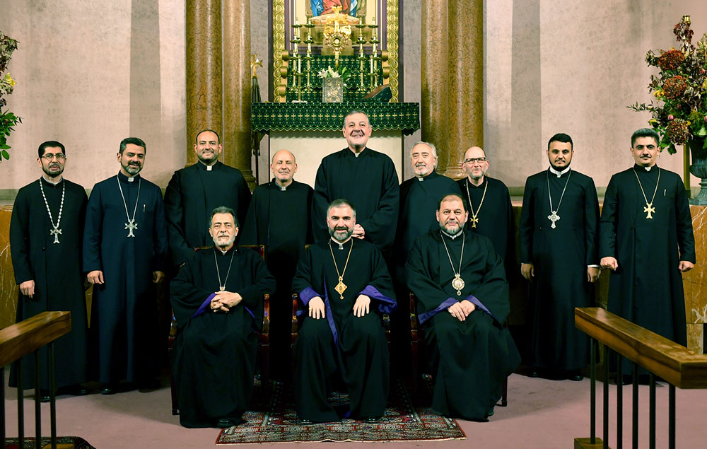 Երեք թեմակալ առաջնորդները Նիւ Եորքի Ս. Վարդան առաջնորդանիստ մայր տաճարին մէջ՝ քահանայ հայրերու հետ