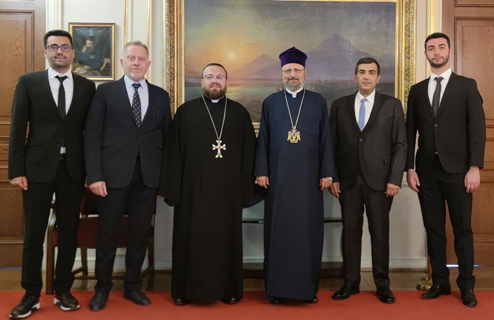 Պատրիարք Հայրը եւ թաղականները (Լուսանկարը՝ Պատրիարքարանէն)