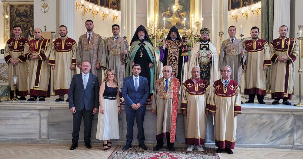 Խմբանկար մը խորանին առջեւ (Լուսանկարը՝ Պատրիարքարանէն)