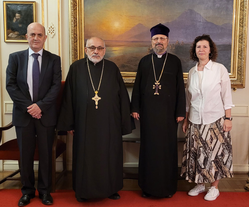 Դահլիճին մէջ խմբանկար (Լուսանկարը՝ Պատրիարքարանէն)