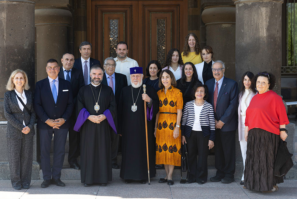 Վեհափառ Հայրապետը եւ ՀՕՖ-ի պատուիրակութեան անդամները